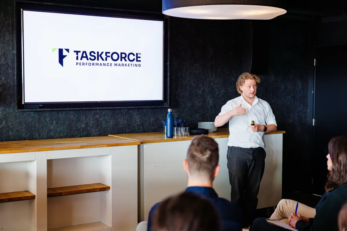 Taskforce-collega's in overleg tijdens een bedrijfsevent